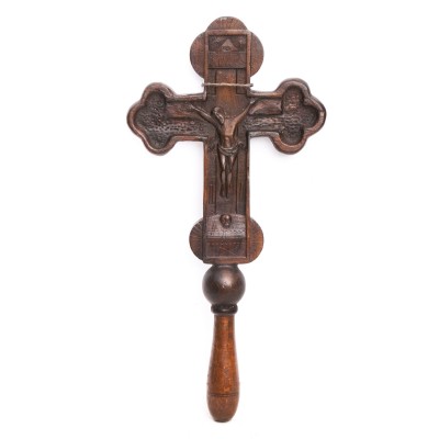 Dwustronny krzyż procesyjny rzeźbiony w drewnie.